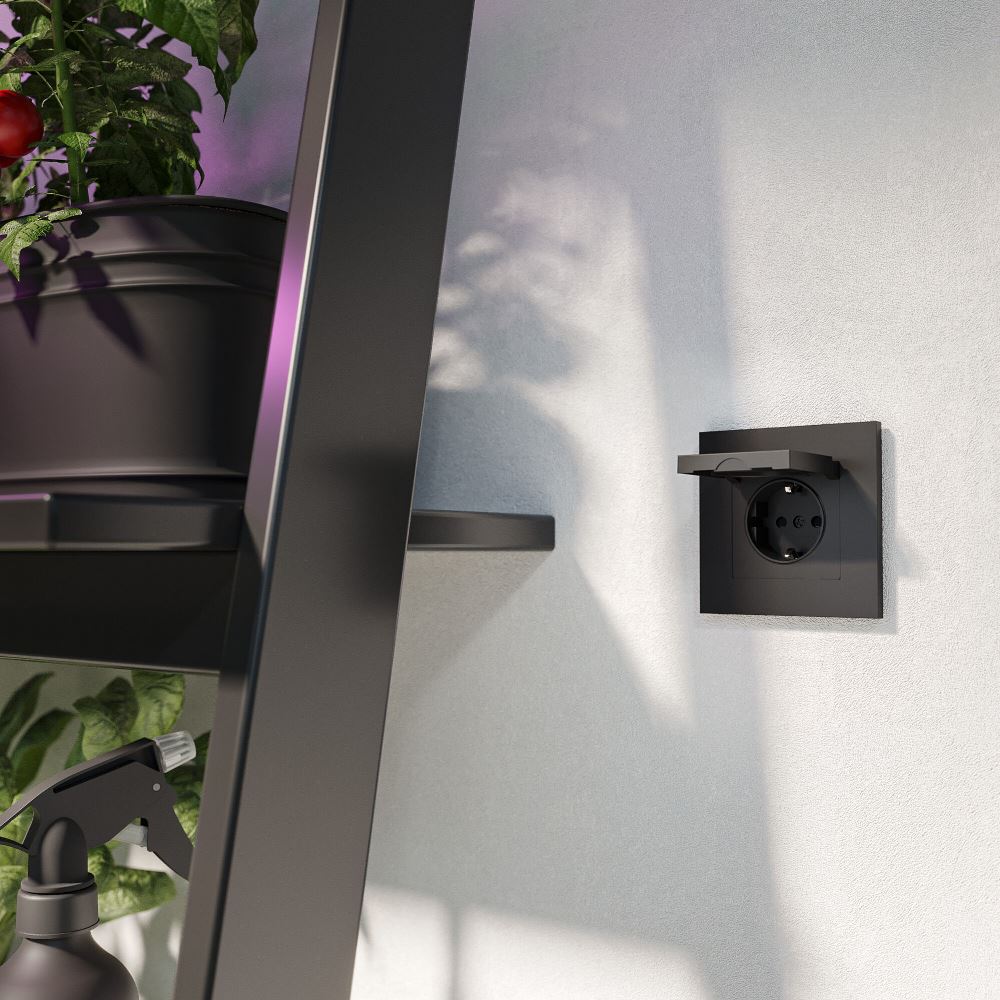 Розетка встраиваемая влагозащищенная Werkel с заземлением, шторками и защитной крышкой Черный матовый W1171208 — изображение 2