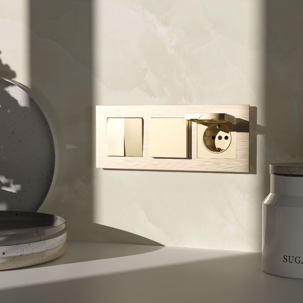 Розетка встраиваемая влагозащищенная Werkel с заземлением, шторками и защитной крышкой Шампань W1171211 — изображение 2