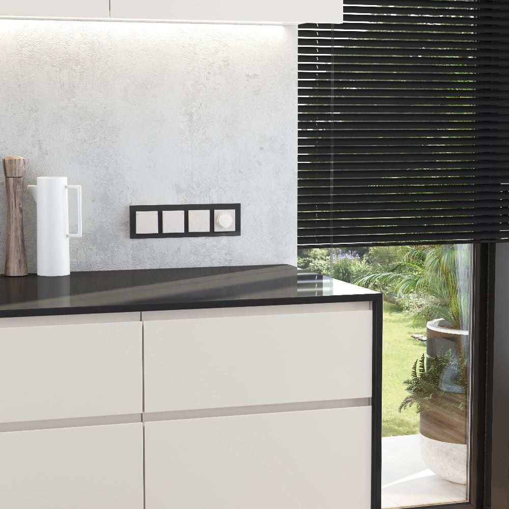 Розетка встраиваемая влагозащищенная Werkel с заземлением, шторками и защитной крышкой Перламутровый рифленый W1171213 — изображение 2