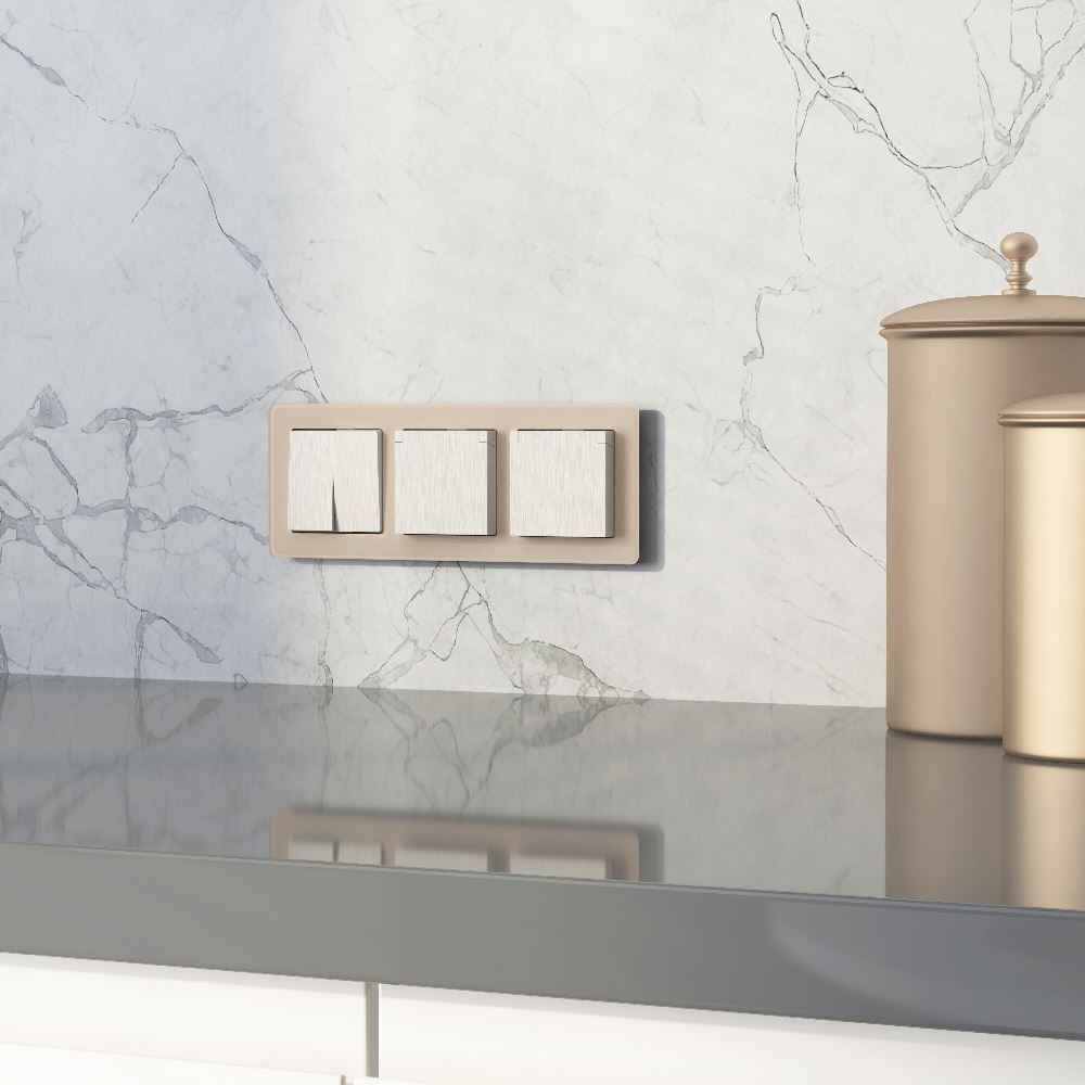 Розетка встраиваемая влагозащищенная Werkel с заземлением, шторками и защитной крышкой Перламутровый рифленый W1171213 — изображение 3